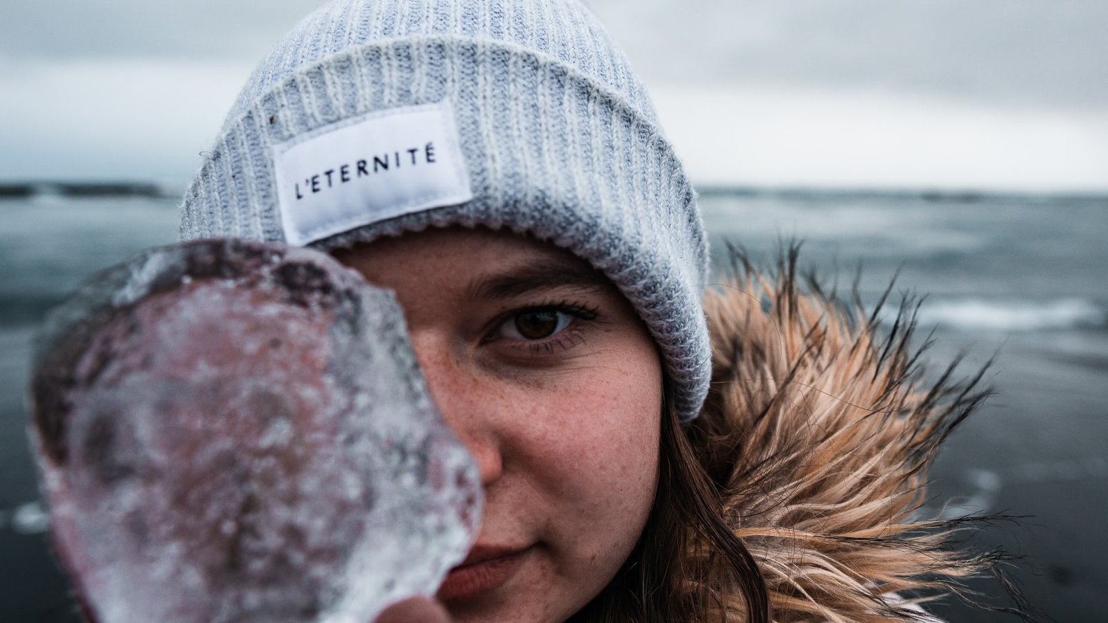 Anna mit Eiskristall vom Diamond Beach