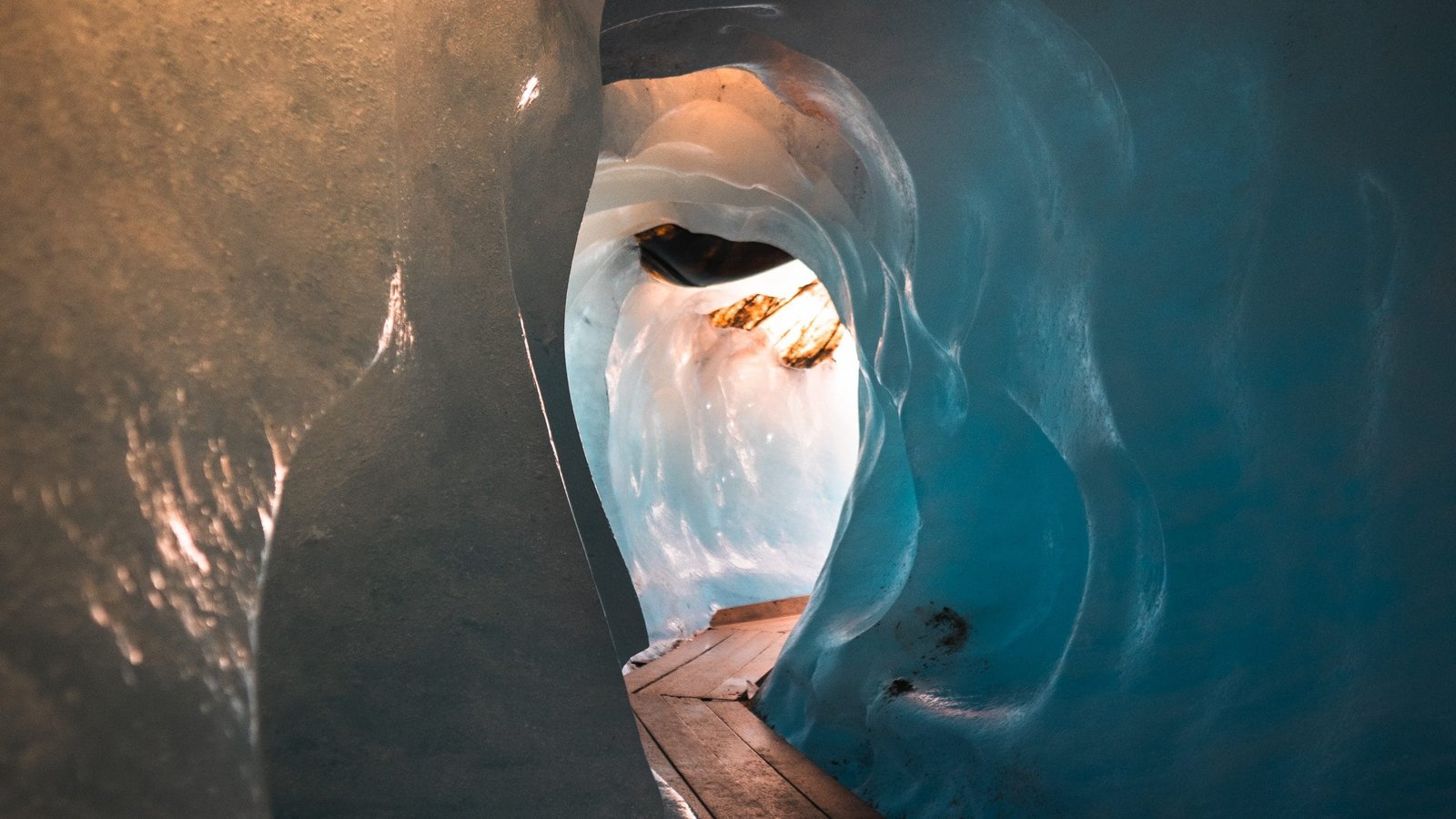 Via wooden planks to the ice grotto