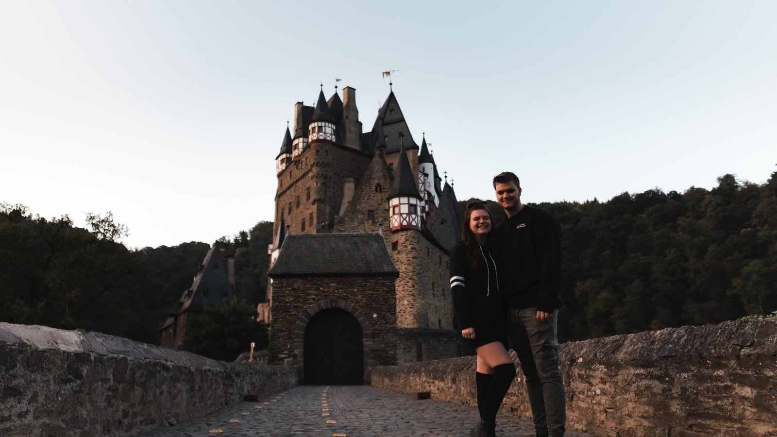 Anna & Carlo vor der Burg Eltz