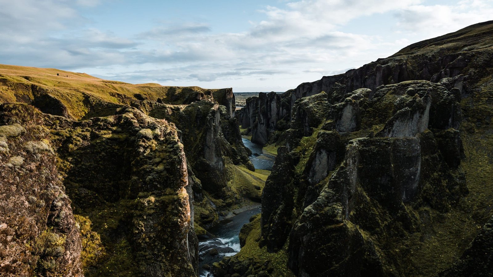 Fjaðrárgljúfur Canyon