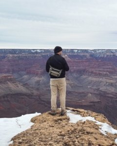 Carlo am Rand des Grand Canyon