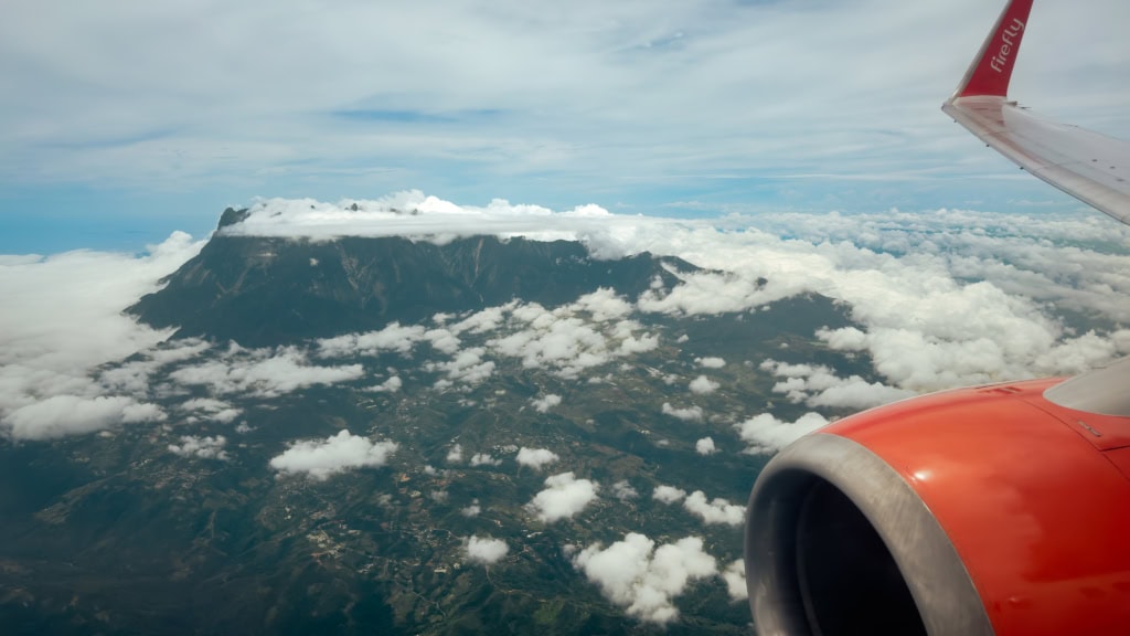 Mount Kinabalu aus dem Flugzeug
