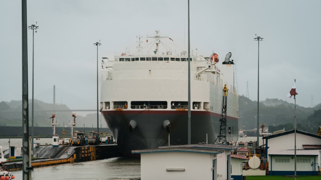 Autotransporter in der Miraflores-Schleusen
