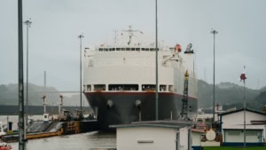 Autotransporter in der Miraflores-Schleusen